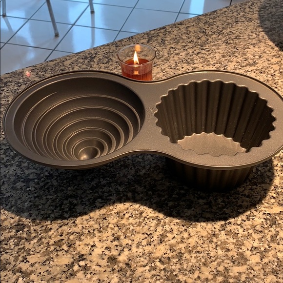 WILTON Nonstick Large Cupcake Cake pan 10 cup - Picture 3 of 4